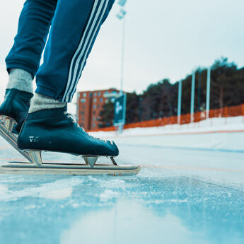 Nærbilde av skøytene til en person som skøyter på Valle Hovin.