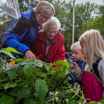 Bilde av eldre og barn ved Madserudhjemmet.