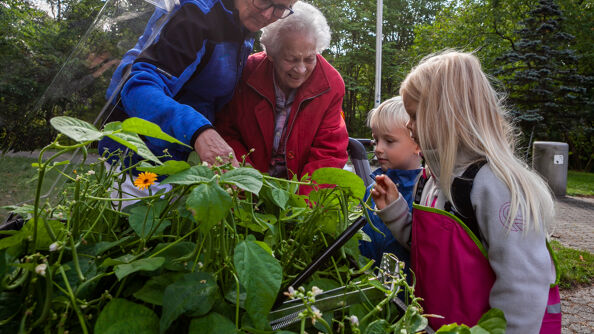 Bilde av eldre og barn ved Madserudhjemmet.
