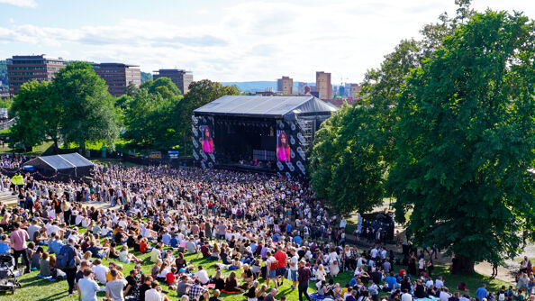 Amfiscenen på øyafestivalen med fullt publikum