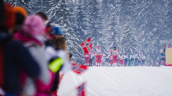 Skiløper og publikum under skirenn