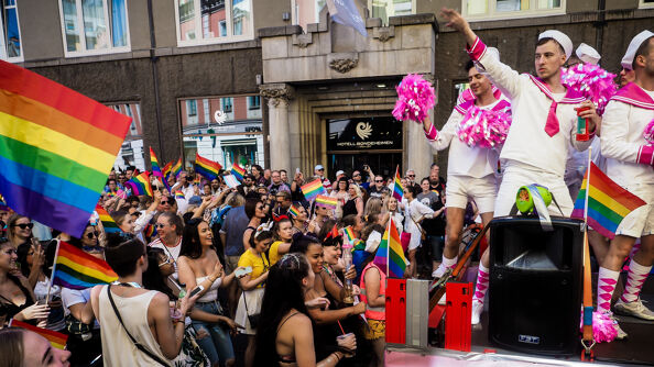 Flåte med rosa matroser under Oslo Pride