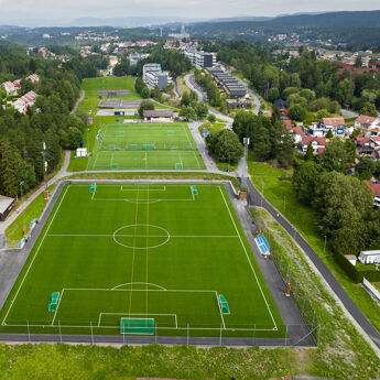Bjørndal idrettsanlegg sett ovenfra. 