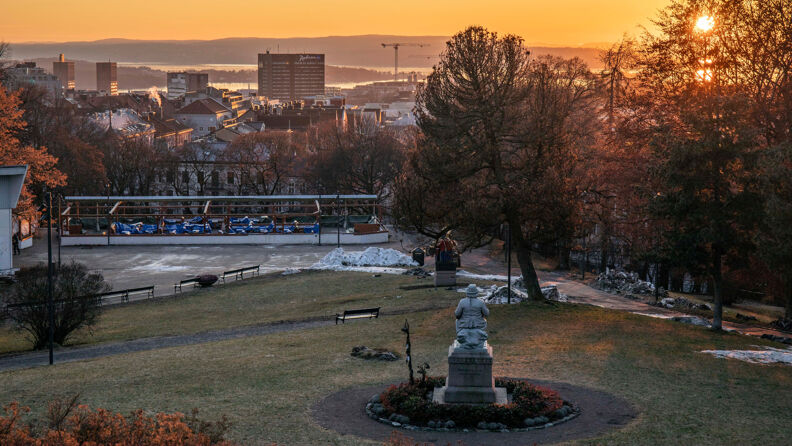 Statue av Peter C. Asbjørnsen nedenfor utsiktspunktet på St. Hanshaugen.
