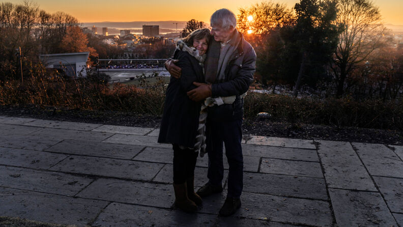 Et eldre par står på utsiktspunktet på St. Hanshaugen.