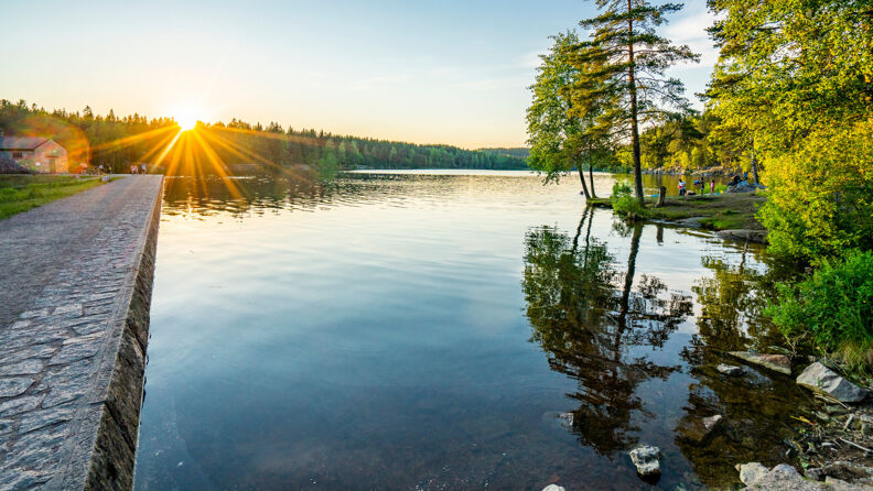Solnedgang over gange- og sykkelveien ved Steinbruvann.