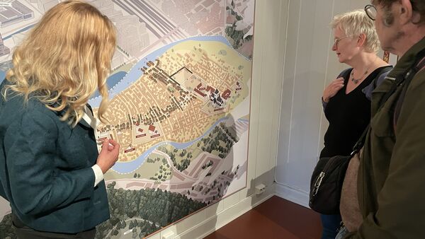 Mennesker ser på et kart over middealderoslo.