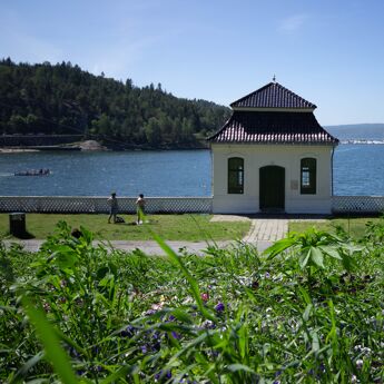 Paviljongen med hav i bakgrunn