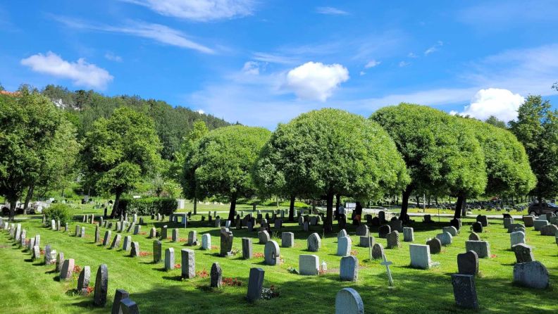 Sommer på Klemetsrud kirkegård