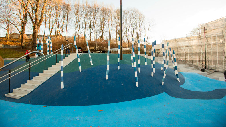 Stenger med blå og hvite striper som stikker opp fra bakken