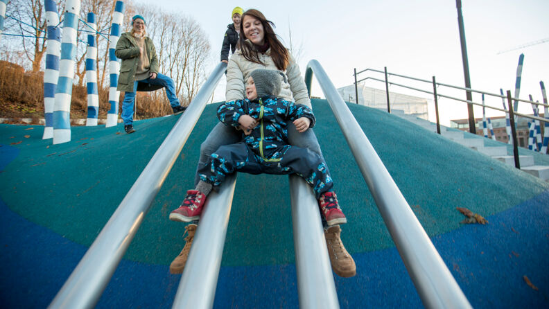 Barn og voksne på sklie i rar form