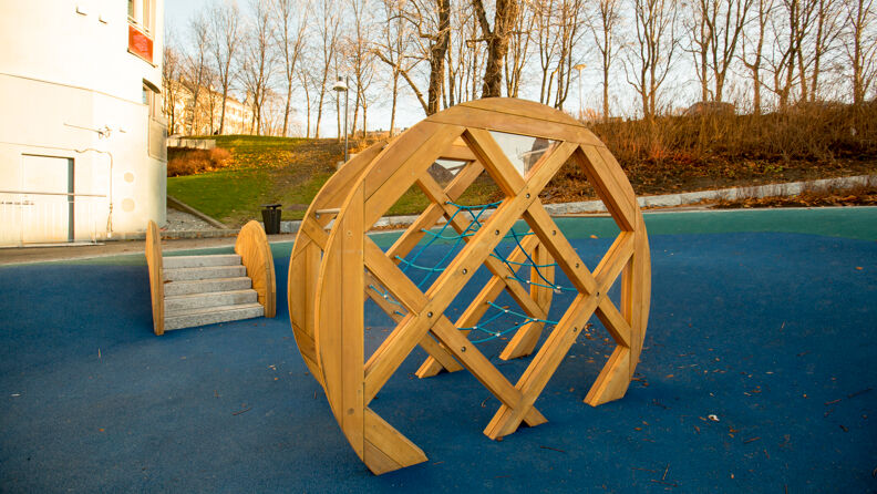 Klatrestativ inne i noe som skal se ut som en gammel mølle