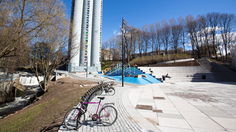 Sykkelparkering, lekeplass og amfi i Nedre Foss park.