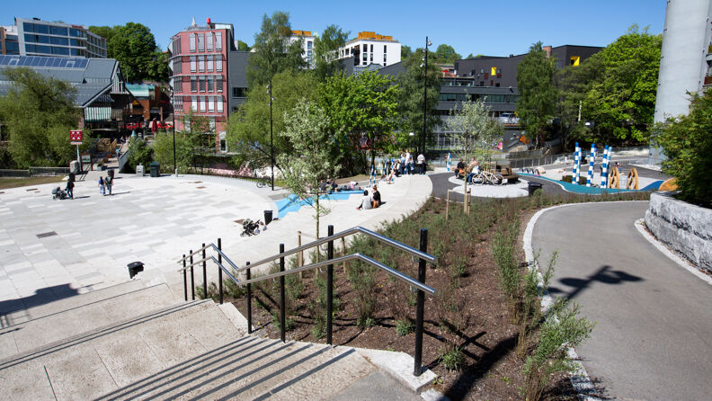 Trapp, amfi, beplantning og lekeplass i Nedre Foss park.