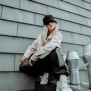 Bilde Nina-Martine Eckbo i hip hop-positur.