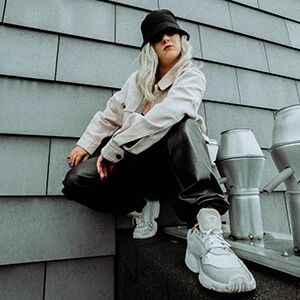 Bilde Nina-Martine Eckbo i hip hop-positur.