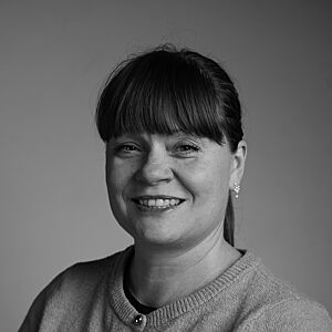 Dame smiler. Portrett.