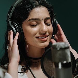 Jente som synger i lydstudio