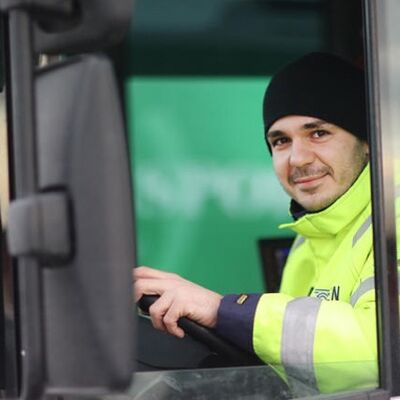 Mann i renovasjonsbil