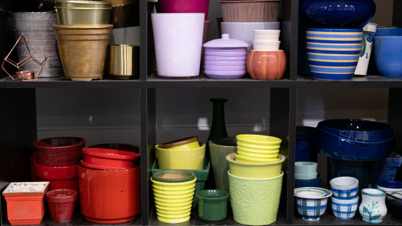 Blomsterpotter i mange farger i hyller