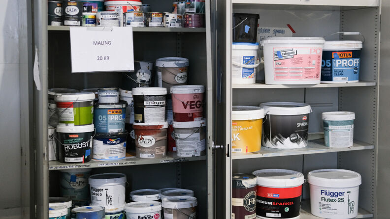 Mange malingspann i et skap