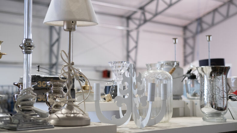 Lamper og pynt på en hylle