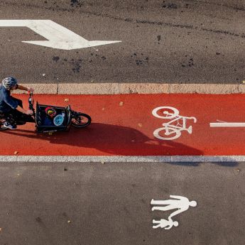 Person som sykler på sykkelfelt