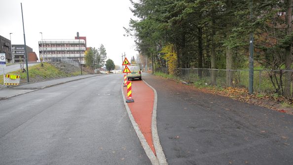 Bilde av den rød sykkelveien som starter omtrent ved avkjøring til Ulvenveien 125.