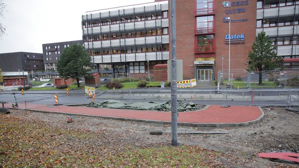 Rød sykkelvei som krysser Ulvenveien over til motsatt side av gata.